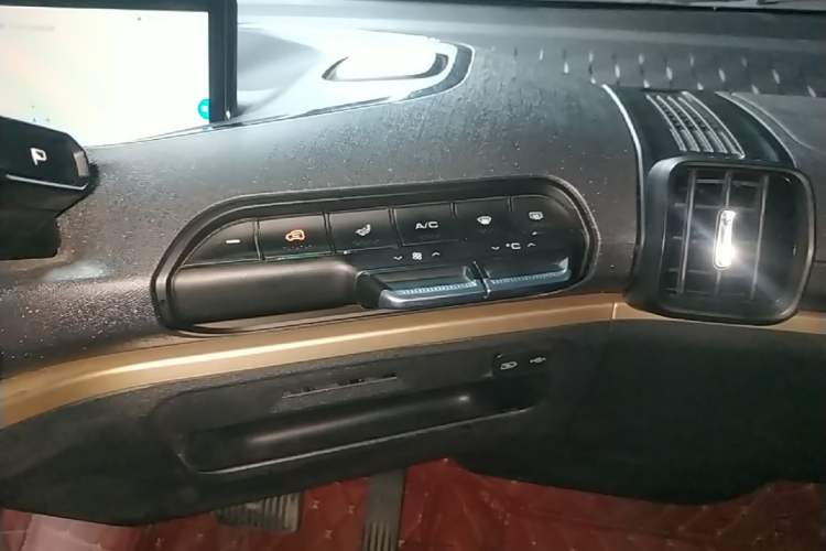 Used Baojun KiWi EV 2021 Artist Model Ternary Lithium Audio And AC Panel