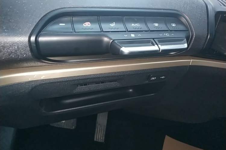 Used Baojun KiWi EV 2021 Artist Model Ternary Lithium Audio And AC Panel