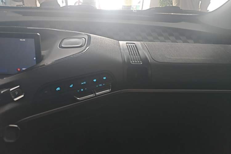 Used Baojun KiWi EV 2021 Artist Model Lithium Iron Phosphate Audio And AC Panel