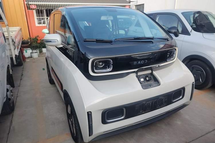 Used Baojun KiWi EV 2021 Artist Model Ternary Lithium Front Right 45 Deg