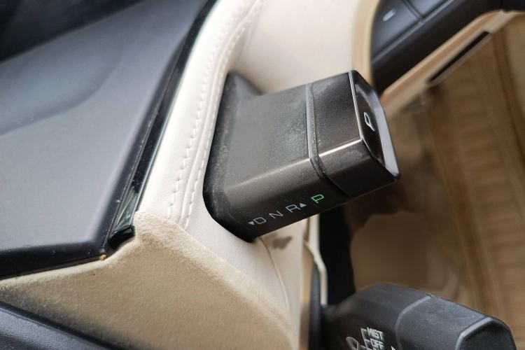 Used Baojun KiWi EV 2021 Customized Stylish Gold Edition Lithium Iron Phosphate Gear Lever