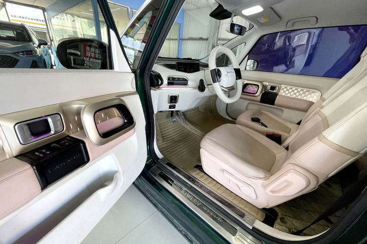 Used Baojun KiWi EV 2021 Customized Stylish Gold Edition Lithium Iron Phosphate Interior 10