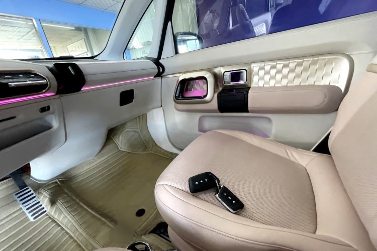 Used Baojun KiWi EV 2021 Customized Stylish Gold Edition Lithium Iron Phosphate Interior 11