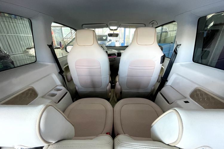 Used Baojun KiWi EV 2021 Customized Stylish Gold Edition Lithium Iron Phosphate Interior 4