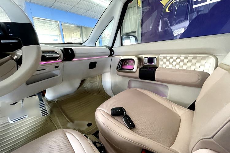 Used Baojun KiWi EV 2021 Customized Stylish Gold Edition Lithium Iron Phosphate Interior 6
