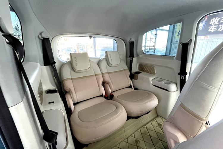 Used Baojun KiWi EV 2021 Customized Stylish Gold Edition Lithium Iron Phosphate Interior 8