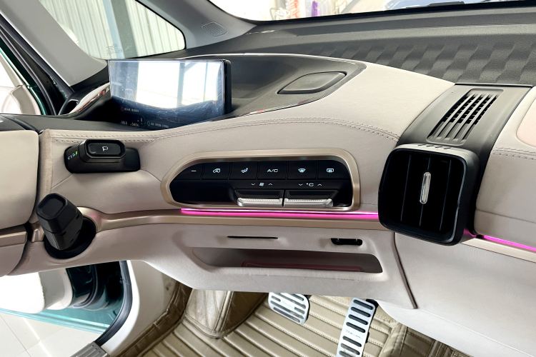 Used Baojun KiWi EV 2021 Customized Stylish Gold Edition Lithium Iron Phosphate Interior 9