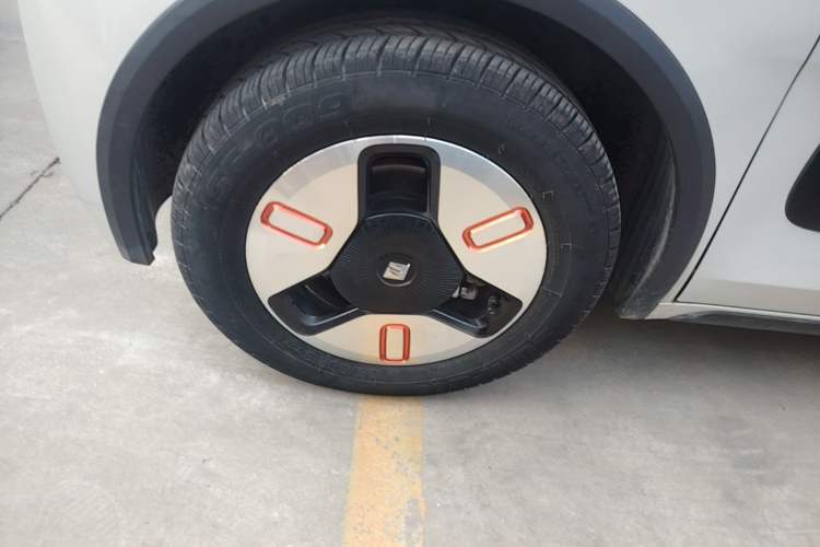 Used Baojun KiWi EV 2021 Artist Model Ternary Lithium Left Front Wheel Hub