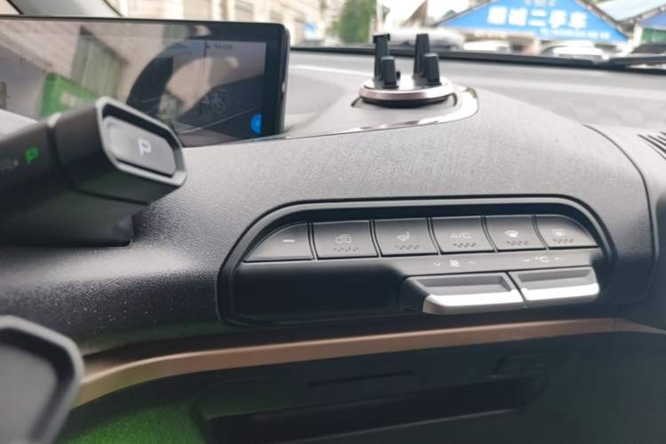 Used Baojun KiWi EV 2022 Artist Lite Edition Lithium Iron Phosphate Audio And AC Panel