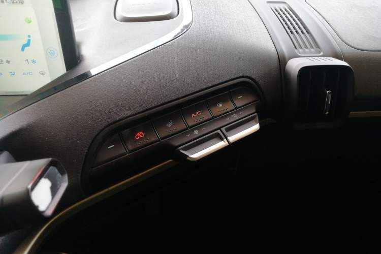 Used Baojun KiWi EV 2022 Designer Lite Edition Lithium Iron Phosphate Audio And AC Panel