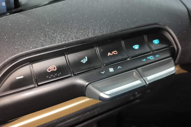 Used Baojun KiWi EV 2022 Artist Lite Edition Ternary Lithium Audio And AC Panel