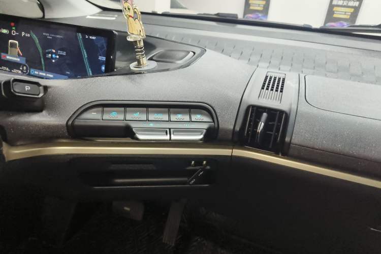 Used Baojun KiWi EV 2022 Artist Lite Edition Lithium Iron Phosphate Audio And AC Panel