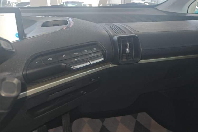 Used Baojun KiWi EV 2022 Artist Lite Edition Ternary Lithium Audio And AC Panel