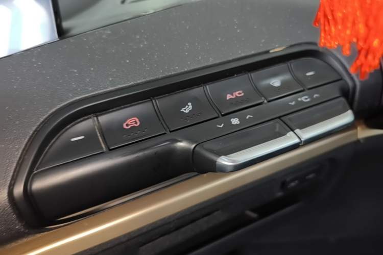 Used Baojun KiWi EV 2022 Designer Lite Edition Lithium Iron Phosphate Audio And AC Panel