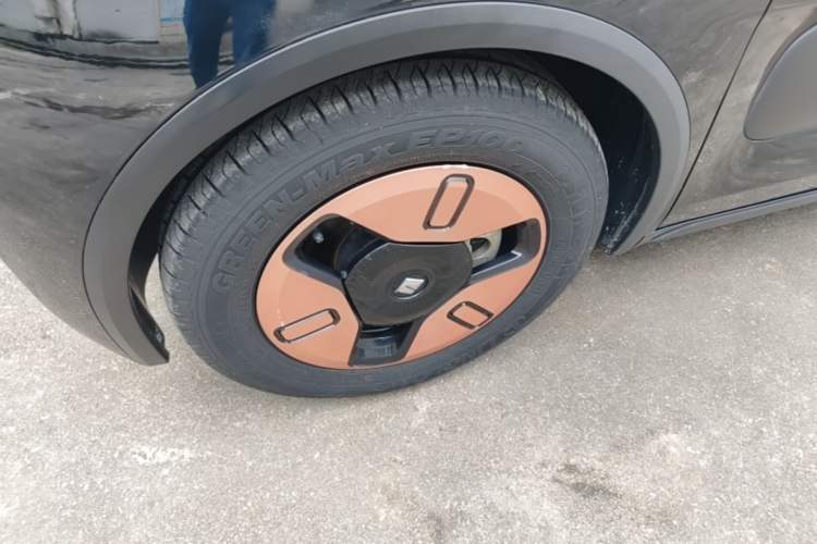 Used Baojun KiWi EV 2022 Artist Lite Edition Lithium Iron Phosphate Left Front Wheel Hub