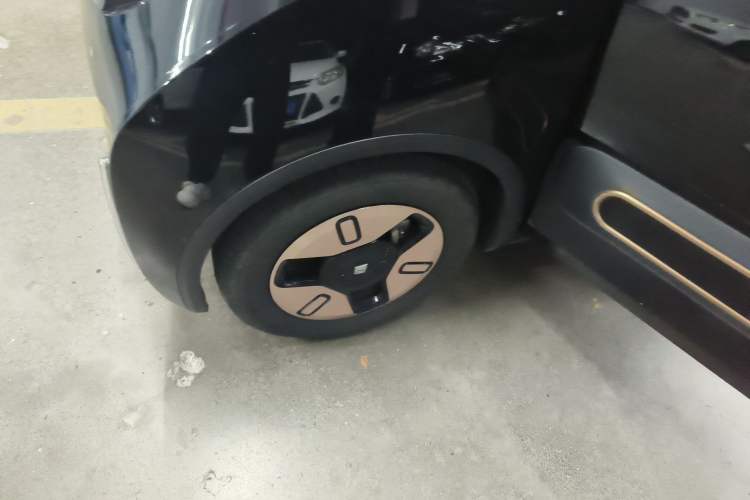 Used Baojun KiWi EV 2022 Artist Lite Edition Lithium Iron Phosphate Left Front Wheel Hub