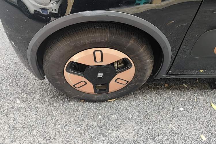 Used Baojun KiWi EV 2022 Designer Lite Edition Ternary Lithium Left Front Wheel Hub