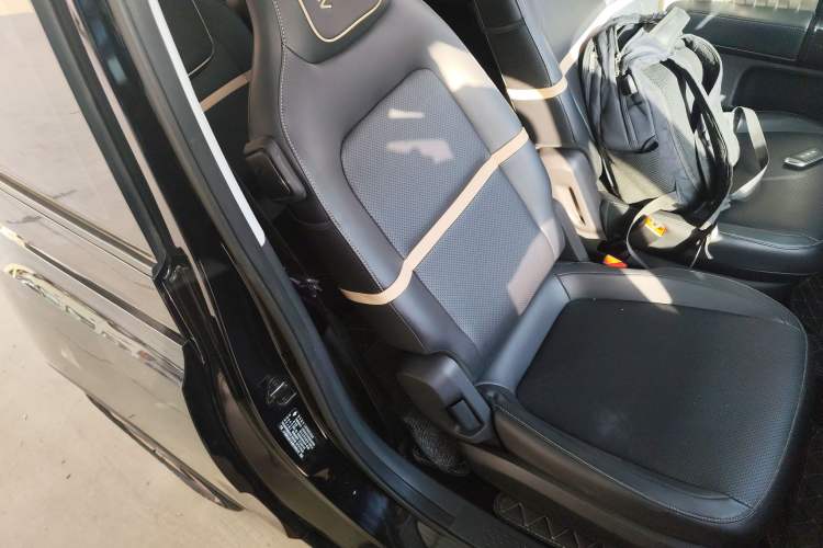 Used Baojun KiWi EV 2022 Artist Lite Edition Lithium Iron Phosphate Right Front Seat