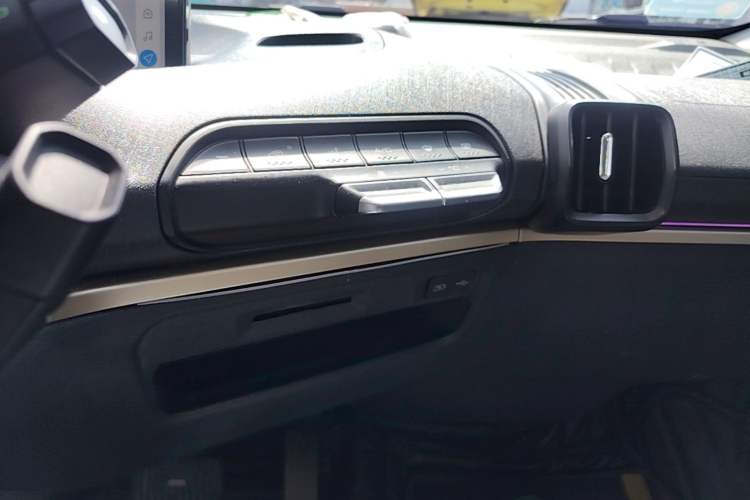 Used Baojun KiWi EV 2022 Designer Lite Edition Ternary Lithium Audio And AC Panel