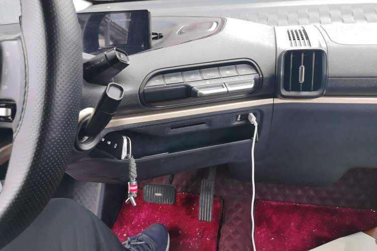 Used Baojun KiWi EV 2022 Designer Lite Edition Ternary Lithium Audio And AC Panel