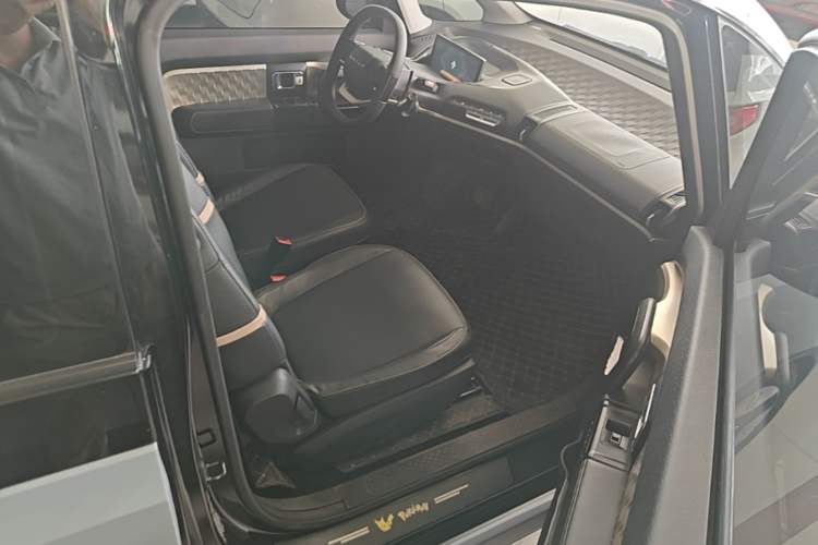 Used Baojun KiWi EV 2022 Artist Lite Edition Lithium Iron Phosphate Right Front Seat