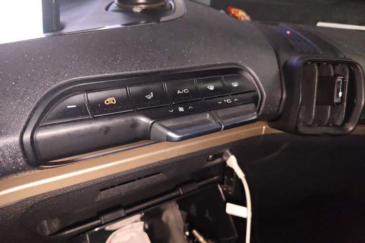 Used Baojun KiWi EV 2022 Artist Lite Edition Ternary Lithium Audio And AC Panel
