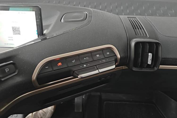 Used Baojun KiWi EV 2022 Artist Lite Edition Ternary Lithium Audio And AC Panel