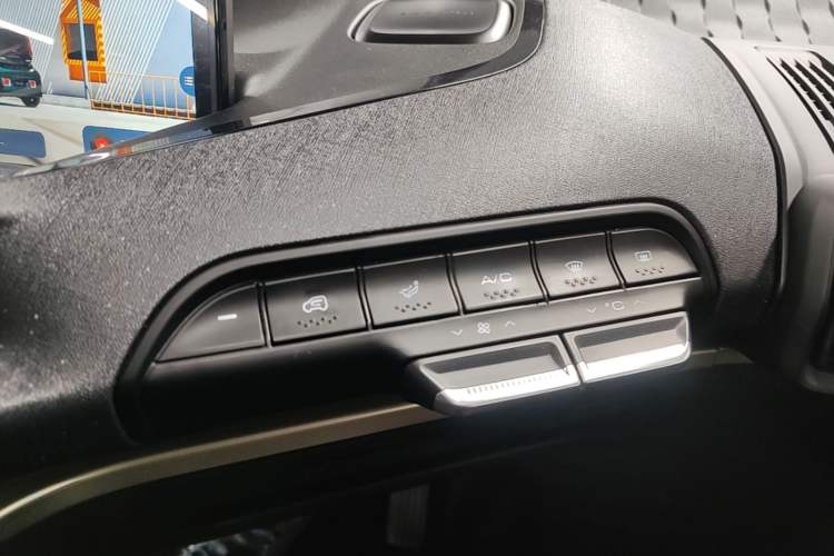 Used Baojun KiWi EV 2022 Artist Lite Edition Ternary Lithium Audio And AC Panel