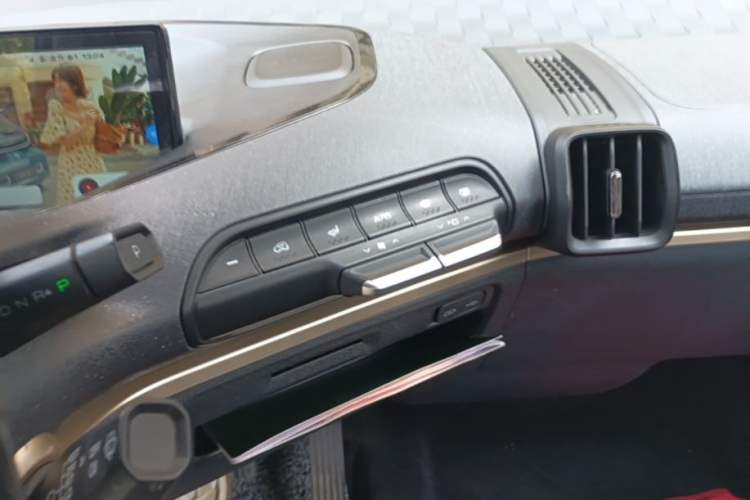Used Baojun KiWi EV 2022 Artist Lite Edition Ternary Lithium Audio And AC Panel