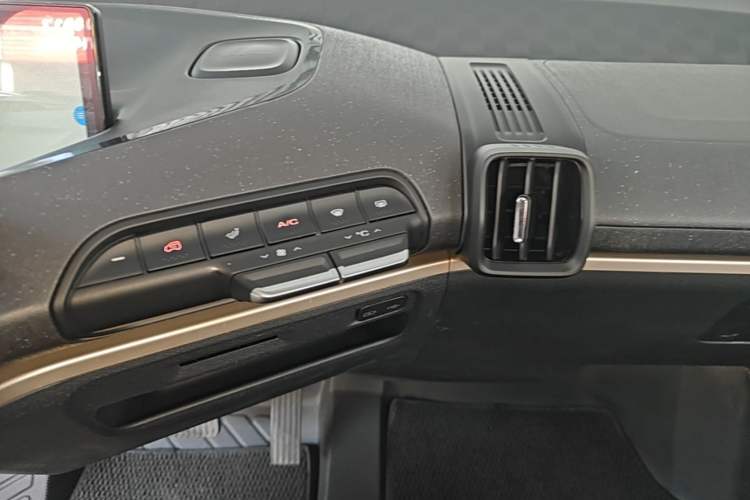 Used Baojun KiWi EV 2022 Artist Lite Edition Ternary Lithium Audio And AC Panel
