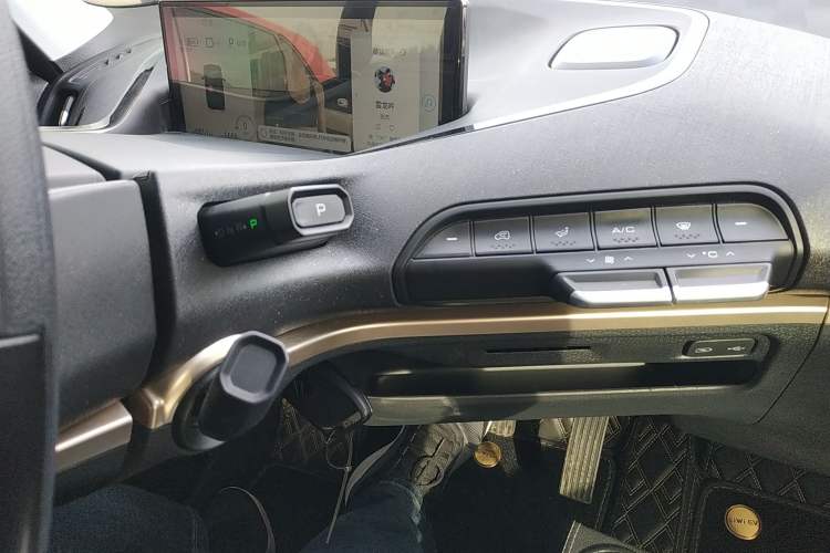 Used Baojun KiWi EV 2022 Designer Lite Edition Lithium Iron Phosphate Audio And AC Panel