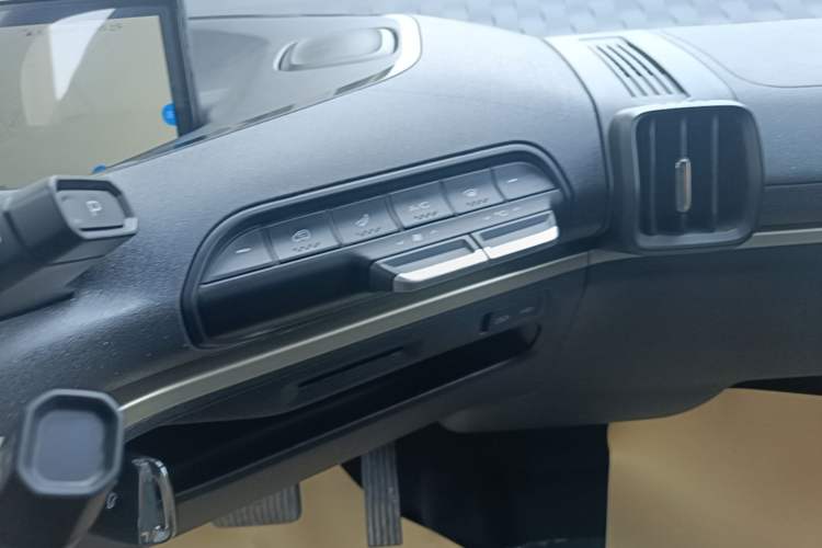 Used Baojun KiWi EV 2022 Designer Lite Edition Ternary Lithium Audio And AC Panel
