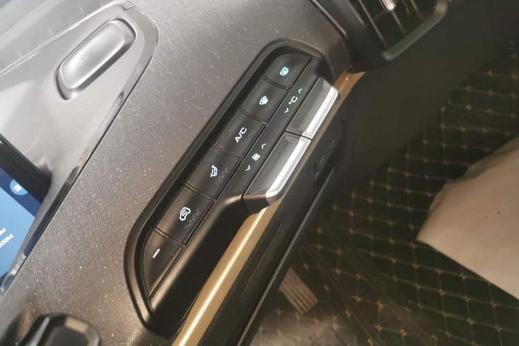 Used Baojun KiWi EV 2022 Artist Lite Edition Ternary Lithium Audio And AC Panel
