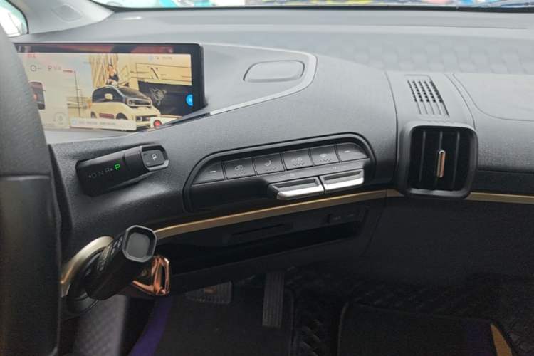 Used Baojun KiWi EV 2022 Designer Lite Edition Ternary Lithium Audio And AC Panel