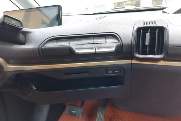 Used Baojun KiWi EV 2022 Designer Lite Edition Ternary Lithium Audio And AC Panel
