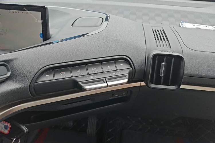 Used Baojun KiWi EV 2022 Designer Lite Edition Ternary Lithium Audio And AC Panel