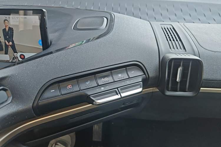 Used Baojun KiWi EV 2022 Designer Lite Edition Lithium Iron Phosphate Audio And AC Panel