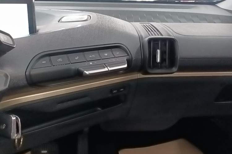 Used Baojun KiWi EV 2022 Designer Lite Edition Ternary Lithium Audio And AC Panel