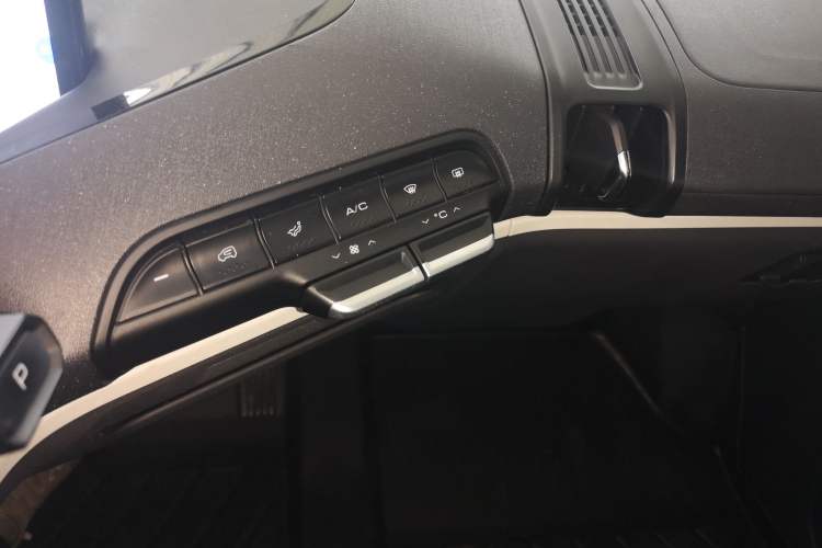 Used Baojun KiWi EV 2022 Artist Lite Edition Lithium Iron Phosphate Audio And AC Panel