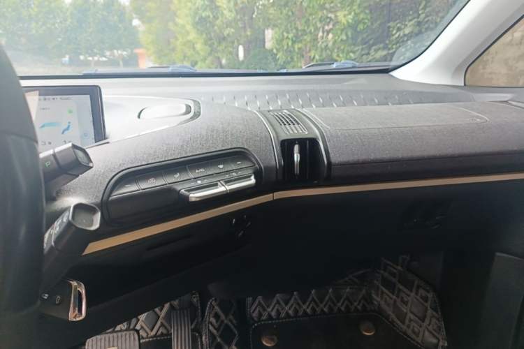 Used Baojun KiWi EV 2022 Artist Lite Edition Lithium Iron Phosphate Audio And AC Panel