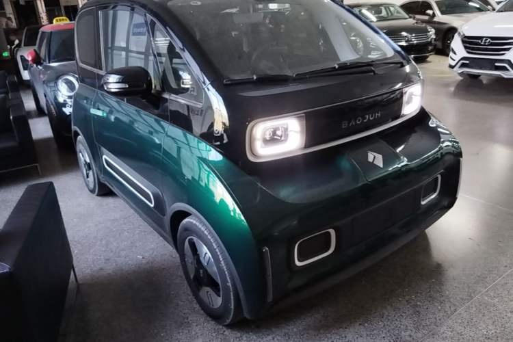 Used Baojun KiWi EV 2022 Artist Lite Edition Lithium Iron Phosphate Front Right 45 Deg