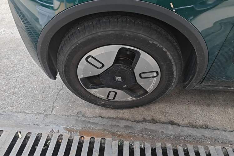Used Baojun KiWi EV 2022 Designer Lite Edition Lithium Iron Phosphate Left Front Wheel Hub