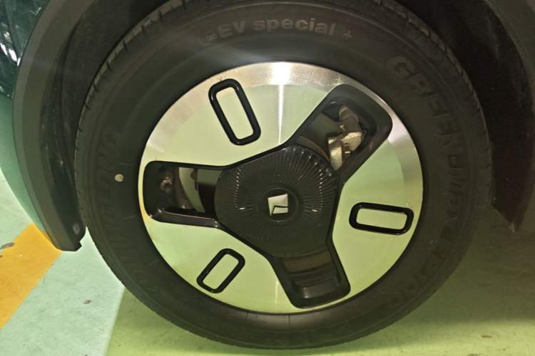 Used Baojun KiWi EV 2022 Designer Lite Edition Lithium Iron Phosphate Left Front Wheel Hub
