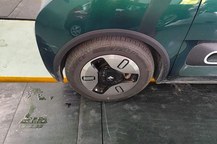 Used Baojun KiWi EV 2022 Artist Lite Edition Lithium Iron Phosphate Left Front Wheel Hub