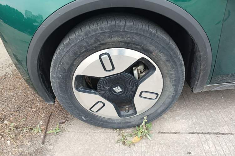 Used Baojun KiWi EV 2022 Artist Lite Edition Lithium Iron Phosphate Left Front Wheel Hub