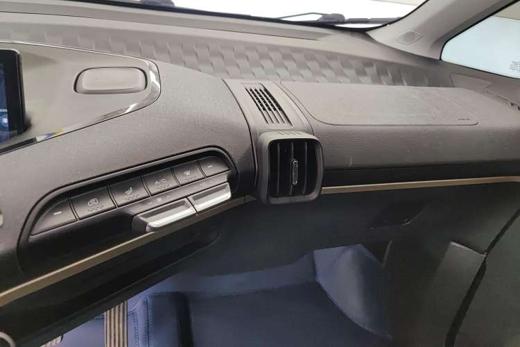 Used Baojun KiWi EV 2022 Designer Lite Edition Lithium Iron Phosphate Audio And AC Panel
