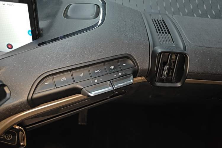 Used Baojun KiWi EV 2022 Designer Lite Edition Ternary Lithium Audio And AC Panel