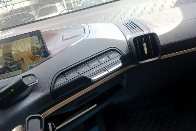 Used Baojun KiWi EV 2022 Designer Lite Edition Ternary Lithium Audio And AC Panel