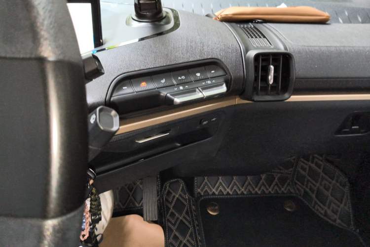 Used Baojun KiWi EV 2022 Designer Lite Edition Ternary Lithium Audio And AC Panel