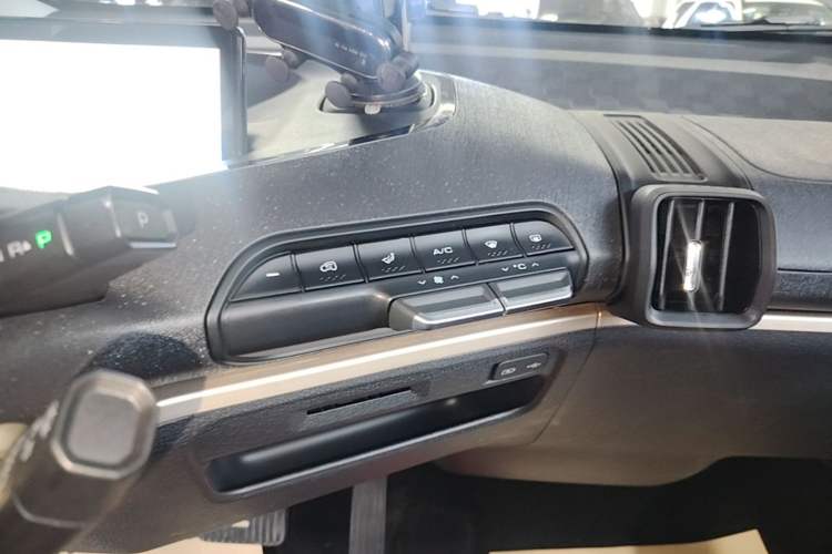 Used Baojun KiWi EV 2022 Artist Lite Edition Ternary Lithium Audio And AC Panel